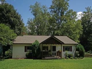 526 Midway St, Hendersonville, NC 28739-4037