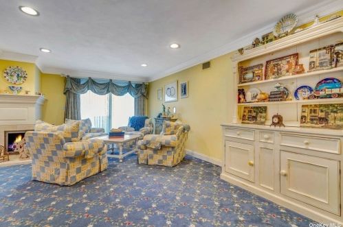 147 Foxwood Dr, Muttontown NY  11753-1121 exterior