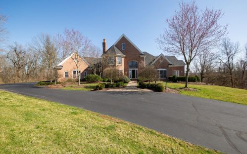 9855 Fox Hollow Ln, Cincinnati, OH 45243-1642