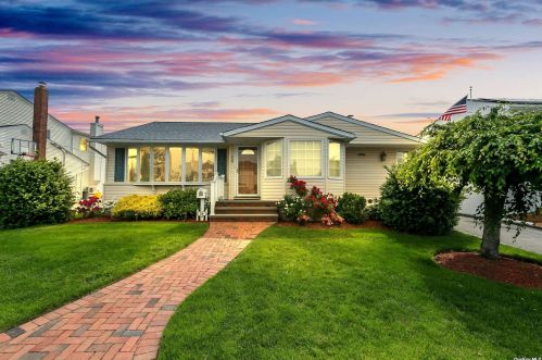 56 Haverford Rd, Hicksville NY  11801-3431 exterior