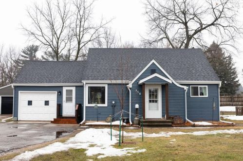 558 3rd St, New Johannesburg, WI 54017-2015