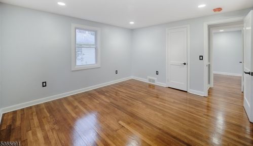 36 Woodcrest Cir, Springfield NJ  07081-1517 exterior