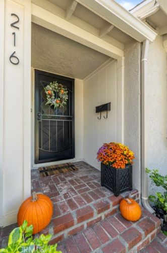 216 45th St, Long Beach, CA 90807-1414