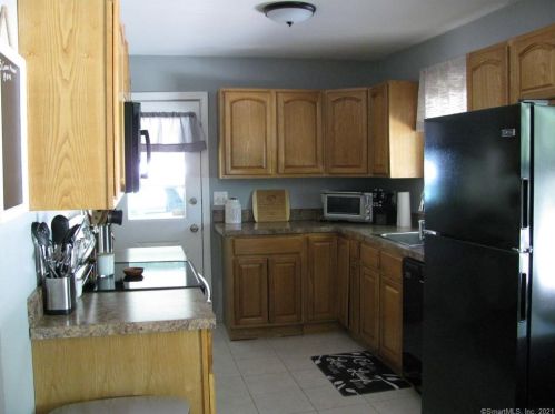 24 Mohican Ln, Wallingford CT  06492-2810 exterior