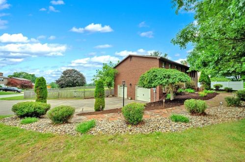 207 Summit View Dr, Jeannette, PA 15644-1155