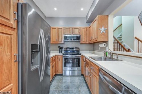 28 Academy Ct, Bedminster NJ  07921-1821 exterior