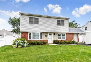 13 Moss Ln, Plainedge, NY 11756-2522