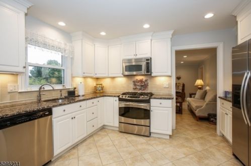12 Ellsworth Dr, Warren NJ  07059-7127 exterior