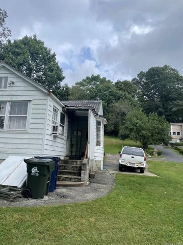 3 Narcissus Dr, Mahopac, NY 10541-5334