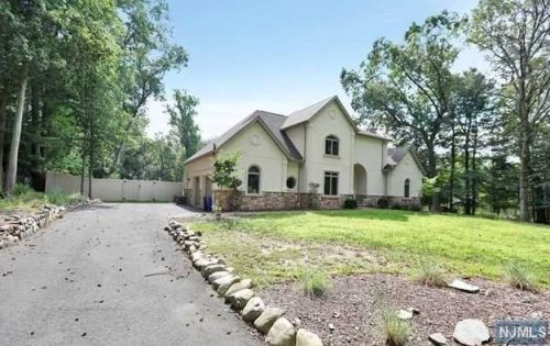 40 Brookside Dr, Upper Saddle River NJ  07458-1931 exterior