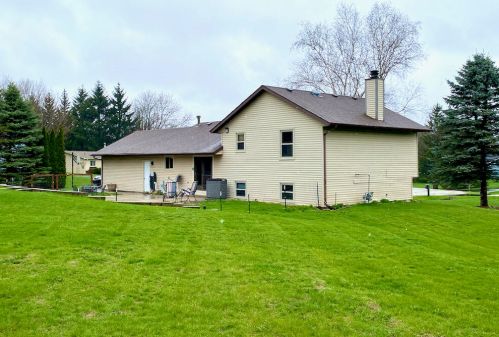 109 Johnson Ct, North Prairie, WI 53153-9769
