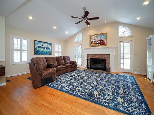 40 Sugar Hill Rd, North Haven CT  06473-4013 exterior