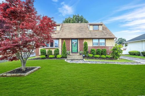 3734 Ferndale Dr, North Wantagh, NY 11793-1652