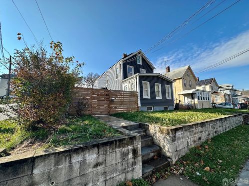 127 Fulton St, Woodbridge NJ  07095-2619 exterior