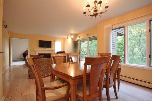 701 Eagle Bay Dr, Crotonville NY  10562-2372 exterior