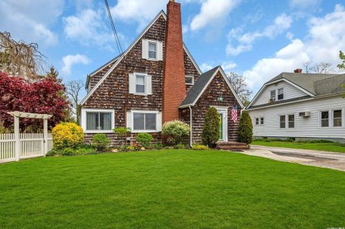 2611 Union Blvd, Islip Manor, NY 11751-3207