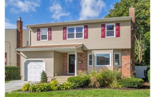 1988 Seamans Neck Rd, Seaford, NY 11783-2537