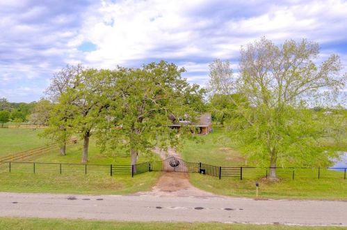 36089 Tompkins Rd, Hempstead, TX 77445-7699