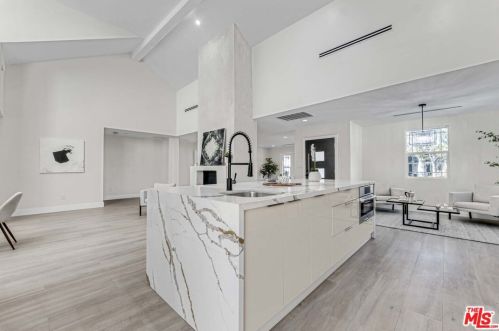 11512 La Maida St, North Hollywood CA  91601-4323 exterior