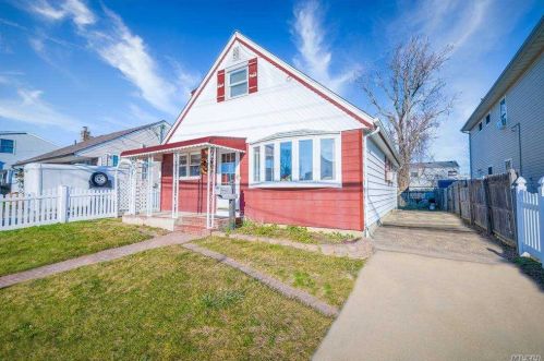 226 Santa Barbara Rd, North Lindenhurst, NY 11757-6712