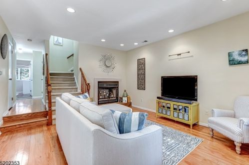 28 Academy Ct, Bedminster, NJ 07921-1821