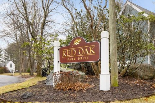 31 Farm Dr, Farmington CT  06032-2702 exterior