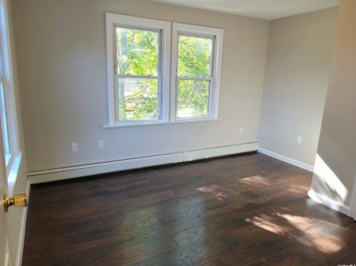 72 Cherry Ave, West Sayville NY  11796-1214 exterior