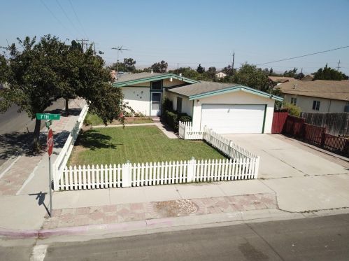 248 7th St, Greenfield, CA 93927-5725