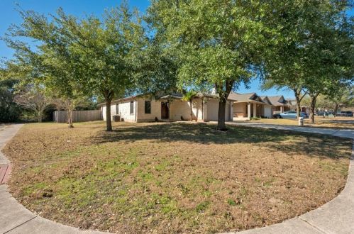 240 San Felipe Dr, Uhland, TX 78640-4332