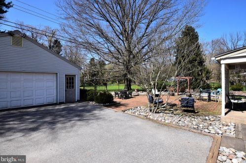 1550 Glenhardie Rd, Wayne, PA 19087-1002