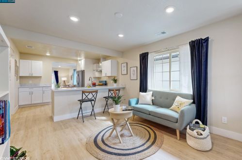 5054 Congress Ave, Oakland CA  94601-5402 exterior