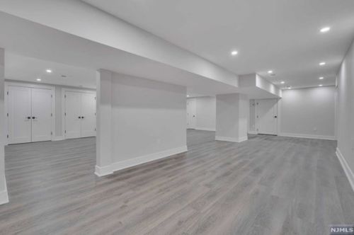 39 Pinehill Dr, Upper Saddle River NJ  07458-1927 exterior