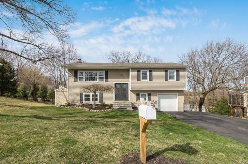 16 Mountainview Dr, Thiells, NY 10984-1408