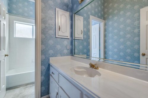 2401 Creekside Cir, Irving TX 75063-3355 exterior