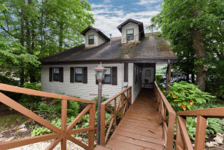 5805 Lakeshore Dr, Happy Valley, TN 37878-2416