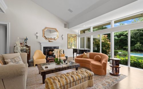 14 Pheasant Run, Westbury, NY 11568-1703