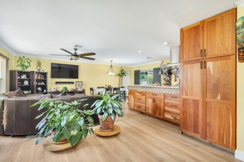 7621 Lake Dr, West Palm Beach FL  33406-8739 exterior