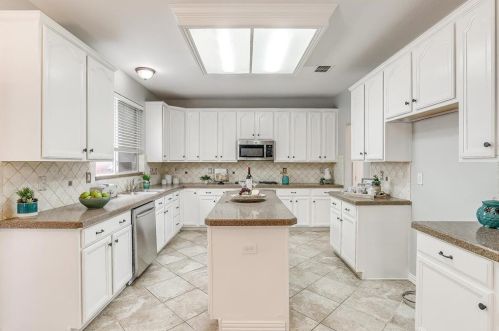 1005 Tanglewood Ln, Lewisville TX  75028-8234 exterior