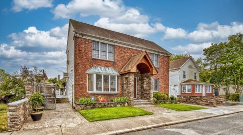 69 Solomon Ave, Far Rockaway, NY 11096-1818