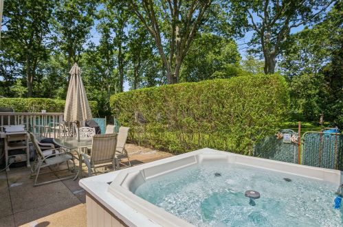 79 Somerset Ave, Manor Park NY  11950-4224 exterior