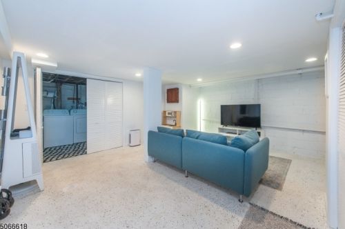 2 Clove Rd, West Paterson NJ  07424-2102 exterior