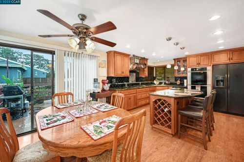 5525 Merritt Dr, Concord CA 94521-4708 exterior