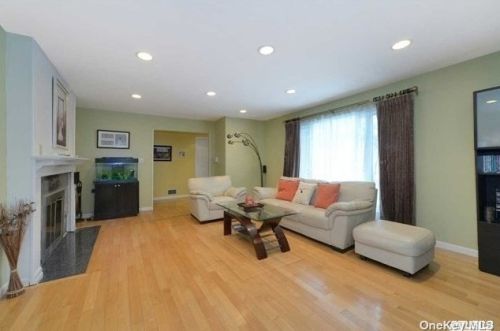 24 20th St, Muttontown, NY 11753-2533