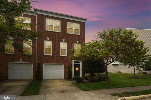 8231 Singleleaf Ln, Lorton VA  22079-5634 exterior