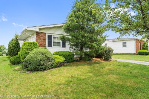 33 Watkins Rd, Bricktown, NJ 08724-2446