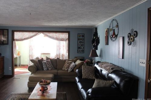 55 Deborah Rd, Windsor Locks, CT 06096-1132