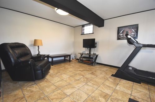 4669 Marina Dr, Whitaker PA  15120-2981 exterior