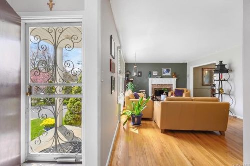 14 Hilary Cir, New Rochelle, NY 10804-1804