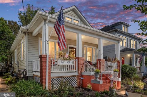 305 Pitt St, Fredericksburg, VA 22401-3628