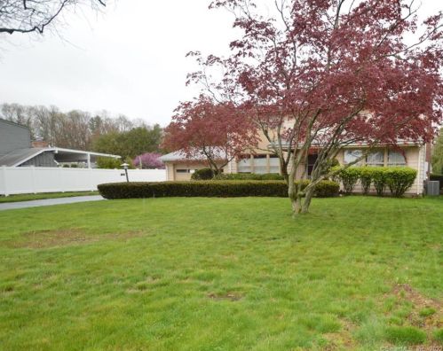 114 Waranoke Rd, Manchester, CT 06040-4559